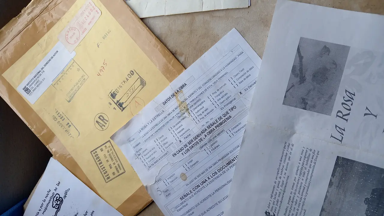 El sobre de INDAUTOR de 2003 con el sello REGISTRADO, la solicitud de registro de La Rosa y la Estrella y hojas del manuscrito original